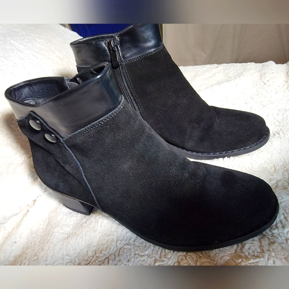 La Diva wedge heeled black side zip ankle boot style size 8.5 in excellent shape